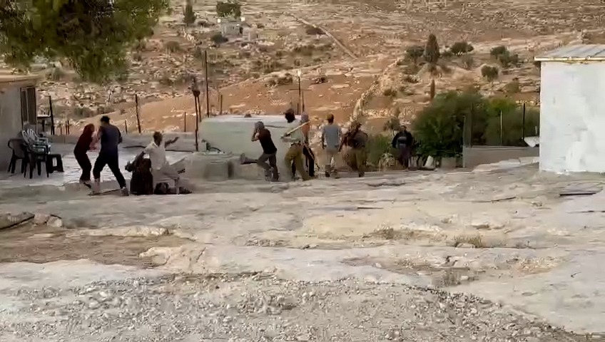 لقطة من فيديو تظهر هجوم المستعمرين على عائلة المسنة وضحة النجار جنوب الخليل